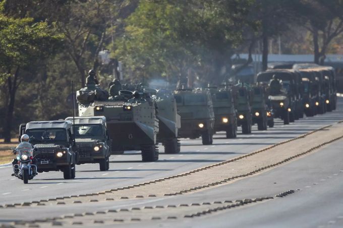 Am Dienstag fuhr ein Militärkonvoi in Brasiliens Hauptstadt Brasília vor. brasilien bolsonaro militär