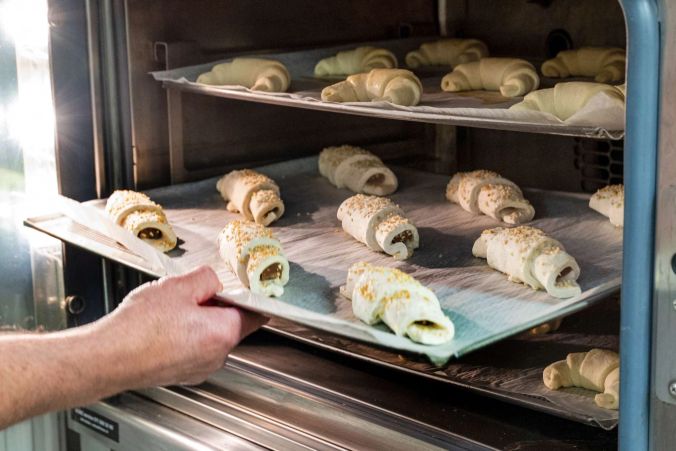 Schoko- und Nussgipfel werden im Ofen gebacken.