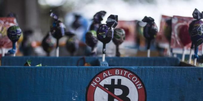 «Nein zum Bitcoin»: Einer Umfrage zufolge lehnen rund 70 Prozent der Salvadorianer das Bitcoin-Gesetz ab. Foto: Víctor Peña/dpa «Nein zum Bitcoin»: Einer Umfrage zufolge lehnen rund 70 Prozent der Salvadorianer das Bitcoin-Gesetz ab. Foto: Víctor Peña/dpa