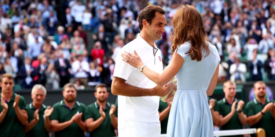 Herzogin Kate überreicht Roger Federer 2019 den zweiten Preis in Wimbledon.