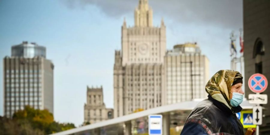 Frau mit Maske in Moskau