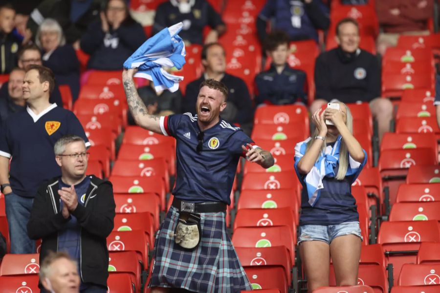 38 Schotten-Fans steckten sich zudem bei der Begegnung der Schotten im heimischen Hampden Park in Glasgow gegen Kroatien an.