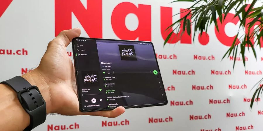 Mit der aktuellen Version von Android und OneUI sind diverse Apps - wie etwa Spotify - auf den grossen Screen optimiert.