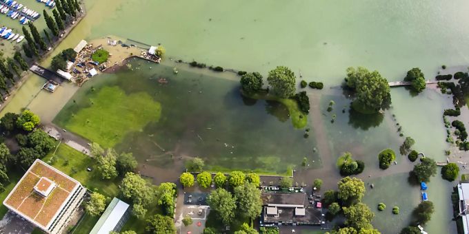 Luftaufnahme der Überschwemmungen am Strandboden am Bielersee. Unwetter