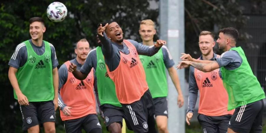 Training der deutschen Olympia-Fussballer: Keven Schlotterbeck (l-r), Maximilian Arnold, Jordan Torunarigha, Benjamin Henrichs, Amos Pieper, Cedric Teuchert und Marco Richter. Foto: Arne Dedert/dpa