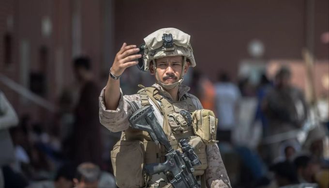 Ein US-Soldat bei der Arbeit am Flughafen Kabul am 23. August 2021. Afghanistan Taliban