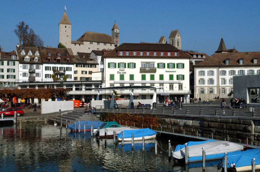 Das bessere St. Gallen? Die unterhalb des Schlosses von Rapperswil-Jona gelegene Promenade zwischen Hafen und Häuserfront wird auch «Riviera des Zürichsees» genannt, aufgenommen am Mittwoch, 5. November 2003.