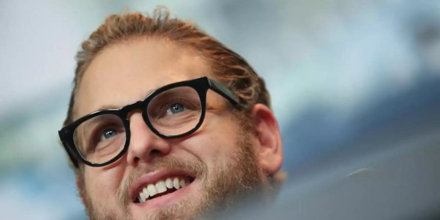 Der US-Schauspieler Jonah Hill scheint verliebt zu sein. Foto: Christoph Soeder/dpa