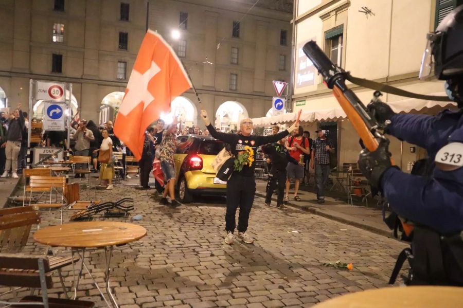 Bei Auseinandersetzungen musste sie sich auch mit Gummischrot zur Wehr setzen.