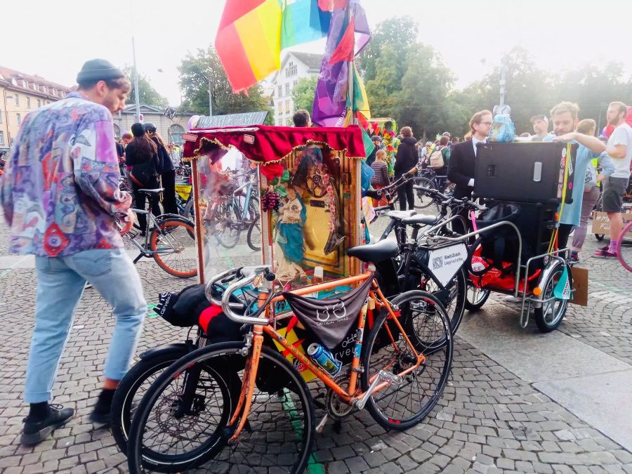 Die Demonstranten treffen auf dem Helvetiaplatz ein.