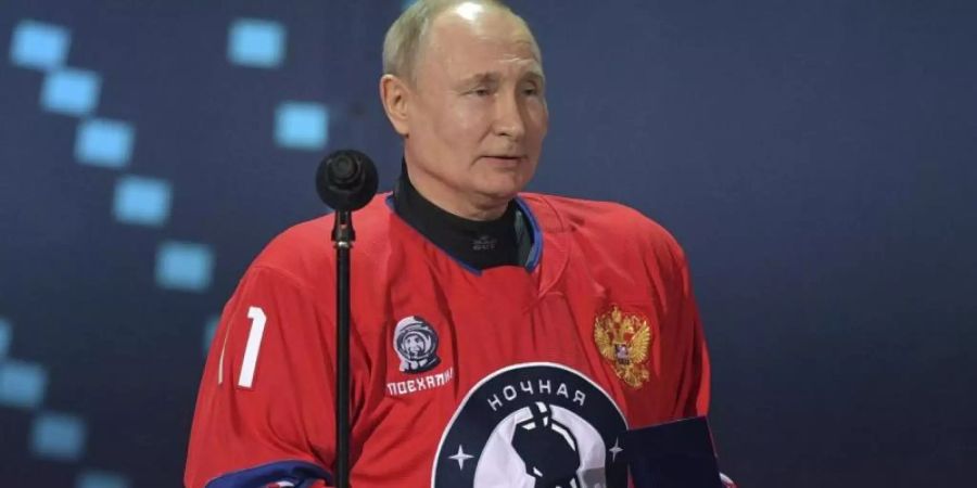 Will zu den Winterspielen nach Peking reisen: Russlands Präsident Wladimir Putin ist auch ein Eishockey-Fan. Foto: Alexei Druzhinin/Pool Sputnik Kremlin/AP/dpa