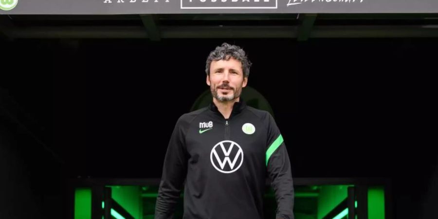 Wolfsburg-Trainer Mark van Bommel hat da was verwechselt. Foto: Swen Pförtner/dpa