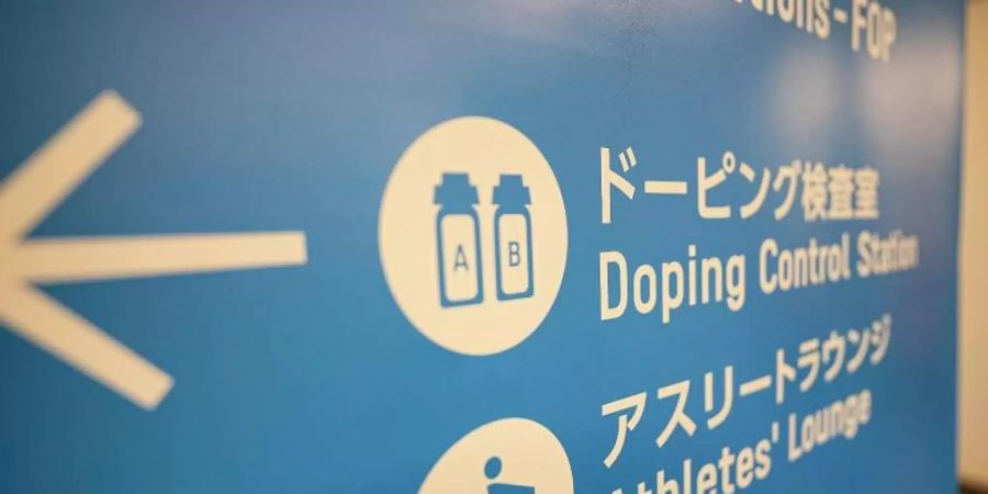 Ein Hinweisschild weist bei den Sommerspielen in Tokio auf die Doping-Kontrollstation hin. Foto: Michael Kappeler/dpa