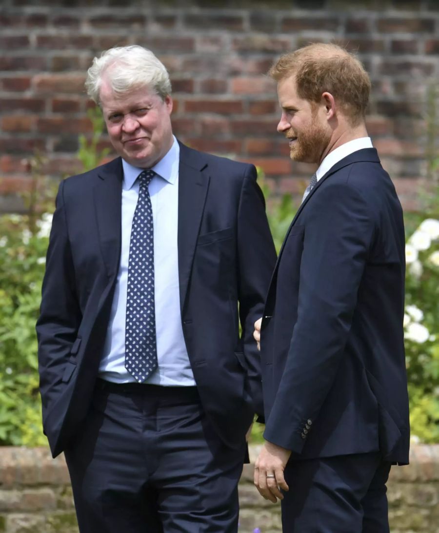 Charles Spencer mit seinem Neffen Prinz Harry an der Enthüllung der Diana-Statue.