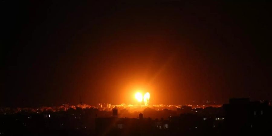 Explosionen erhellen Mitte Juni den Nachthimmel über Gebäuden in Gaza-Stadt, während israelische Streitkräfte den Gazastreifen beschiessen (Archivbild). Foto: Bashar Taleb/APA Images via ZUMA Wire/dpa