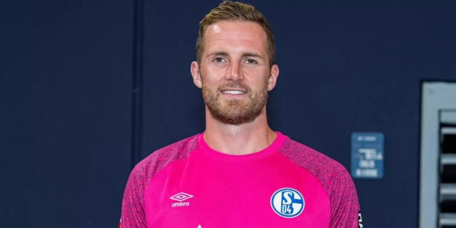 Hat eine deutliche Gehaltskürzung akzeptiert: Schalkes Torwart Ralf Fährmann. Foto: Guido Kirchner/dpa