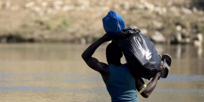 Ein haitianischer Migrant versucht den Fluss Rio Grande von Mexiko in die USA zu überqueren. Foto: Nick Wagner/XinHua/dpa Ein haitianischer Migrant versucht den Fluss Rio Grande von Mexiko in die USA zu überqueren. Foto: Nick Wagner/XinHua/dpa