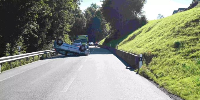 Am Auto entstand Totalschaden. Unfall