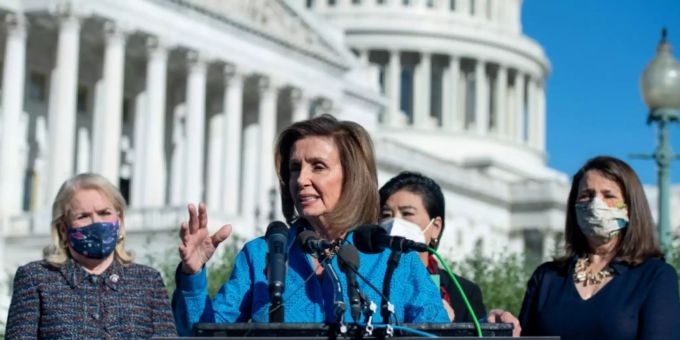Nancy Pelosi auf einer Pressekonferenz zu dem Gesetzentwurf Nancy Pelosi auf einer Pressekonferenz zu dem Gesetzentwurf