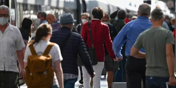 «Alle nicht geimpften Einreisenden nach Deutschland müssen sich künftig testen lassen – egal ob sie mit dem Flugzeug, Auto oder der Bahn kommen», sagt Jens Spahn. Foto: Arne Dedert/dpa «Alle nicht geimpften Einreisenden nach Deutschland müssen sich künftig testen lassen – egal ob sie mit dem Flugzeug, Auto oder der Bahn kommen», sagt Jens Spahn. Foto: Arne Dedert/dpa