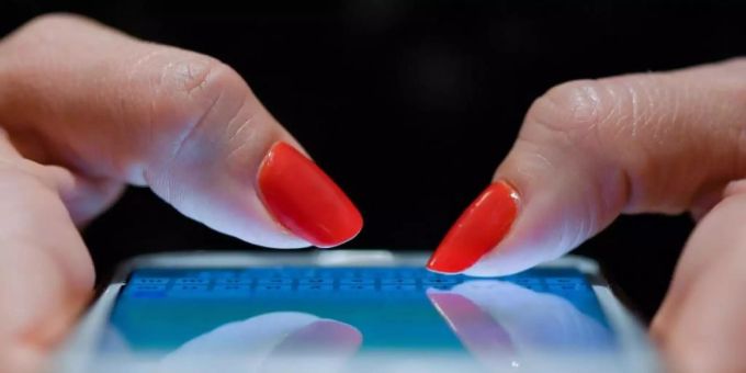 Eine Frau schreibt eine Nachricht auf ihrem Smartphone. (Archivbild). Foto: Patrick Pleul/dpa-Zentralbild/dpa Eine Frau schreibt eine Nachricht auf ihrem Smartphone. (Archivbild). Foto: Patrick Pleul/dpa-Zentralbild/dpa