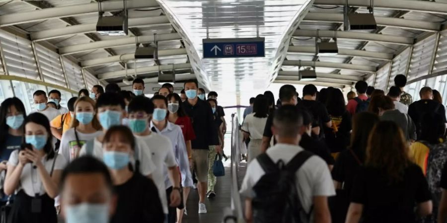 Menschen in der Pekinger U-Bahn