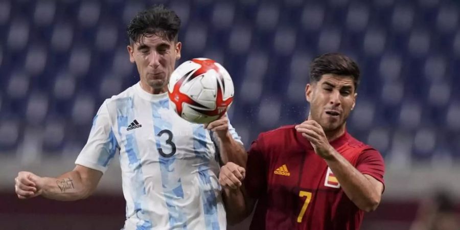 Der Argentinier Claudio Bravo (l) im Zweikampf mit Spaniens Marco Asensio. Foto: Martin Mejia/AP/dpa