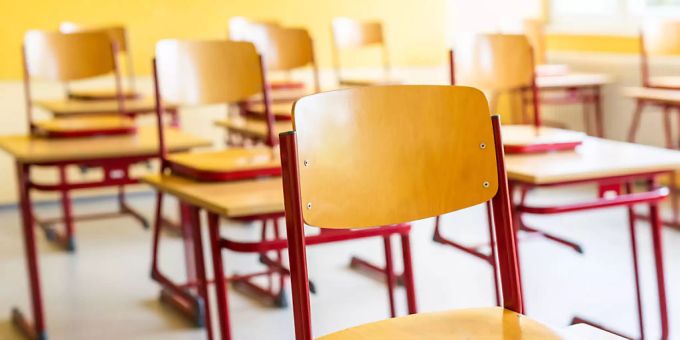 Stühle stehen auf den Tischen in einem leeren Klassenzimmer. Foto: Philipp von Ditfurth/dpa Stühle stehen auf den Tischen in einem leeren Klassenzimmer. Foto: Philipp von Ditfurth/dpa