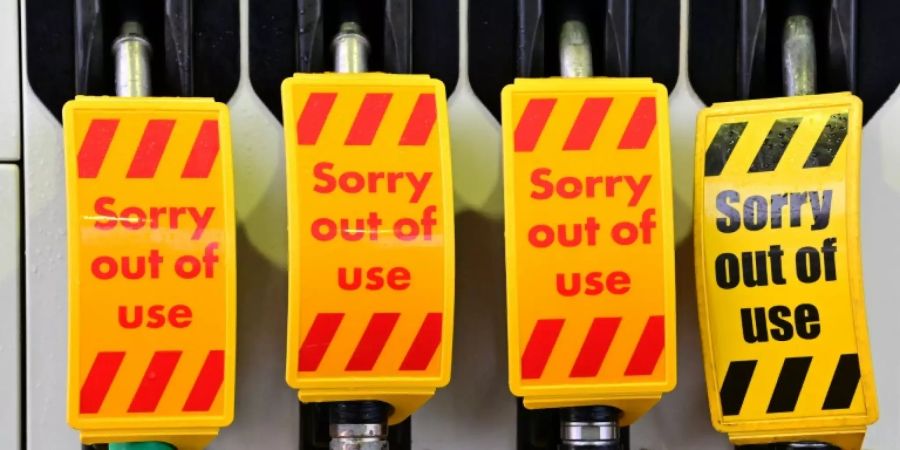 Zapfsäulen an einer britischen Tankstelle sind ausser Betrieb. (Symbolbild)