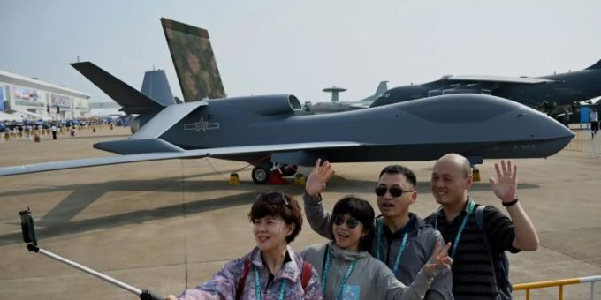 Besucher vor WZ-7 Drohne bei Flugschau in Zhuhai Besucher vor WZ-7 Drohne bei Flugschau in Zhuhai