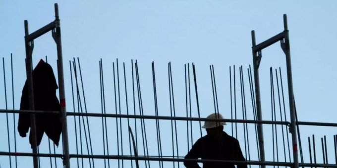 Die Bau-Gewerkschaft ruft in der festgefahrenen Tarifrunde erneut einen Schlichter an. Foto: Demy Becker/dpa Die Bau-Gewerkschaft ruft in der festgefahrenen Tarifrunde erneut einen Schlichter an. Foto: Demy Becker/dpa