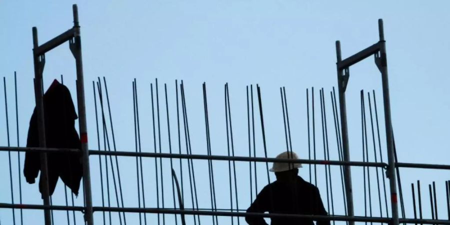 Die Bau-Gewerkschaft ruft in der festgefahrenen Tarifrunde erneut einen Schlichter an. Foto: Demy Becker/dpa