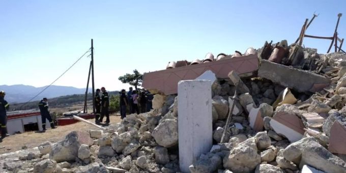 Feuerwehrleute stehen neben einer zerstörten Kirche im Süden der Insel Kreta. Foto: Harry Nakos/AP/dpa Feuerwehrleute stehen neben einer zerstörten Kirche im Süden der Insel Kreta. Foto: Harry Nakos/AP/dpa