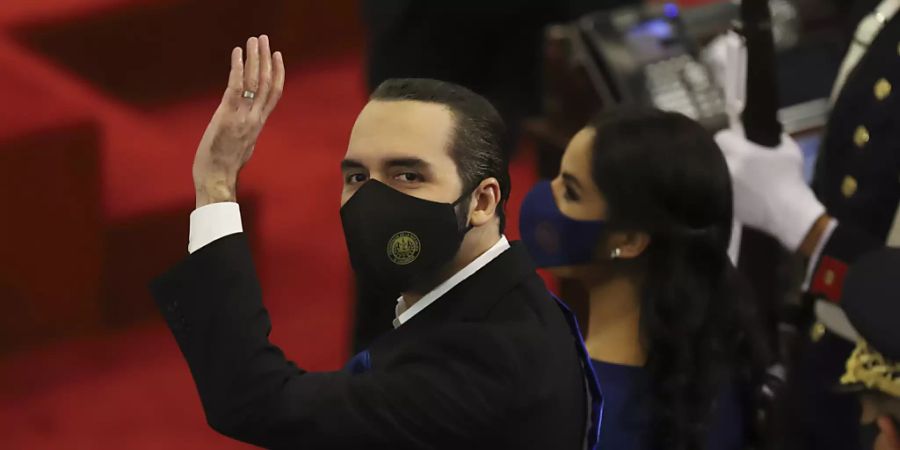 ARCHIV - El Salvadors Präsident Nayib Bukele winkt bei seiner jährlichen Ansprache an die Nation. Foto: Salvador Melendez/AP/dpa