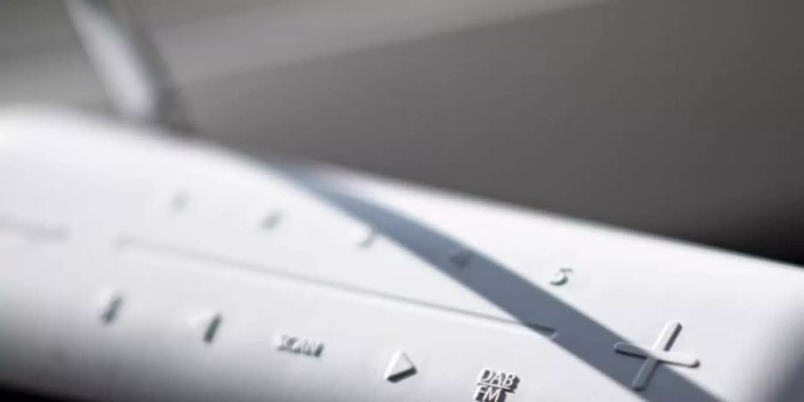Ein Radio zum Empfang von UKW und DAB+. Foto: Fabian Sommer/dpa