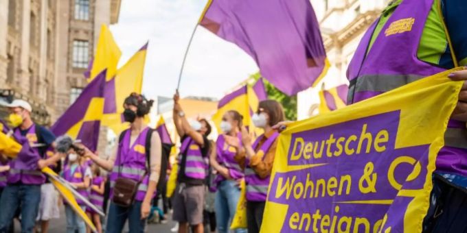 Unterstützer der Initiative «Deutsche Wohnen & Co. enteignen» bei der Übergabe der gesammelten Unterschriften für einen Volksentscheid zur Enteignung von grossen Immobilienunternehmen. enteignung