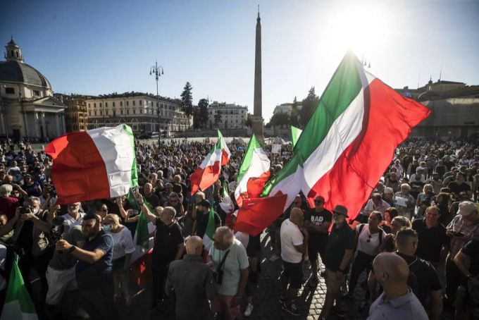 In Rom protestierten Anfang August 2021 Menschen gegen den «Green Pass». protest italien coronavirus