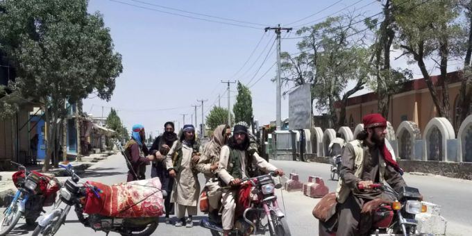 Anhänger der militant-islamistischen Taliban patrouillieren in der Stadt Gasni im Osten Afghanistans. Afghanistan