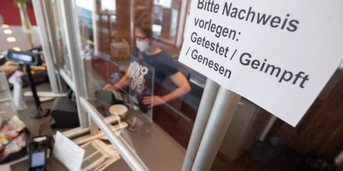 An der Kinokasse: «Bitte Nachweis vorlegen: Getestet, Geimpft, Genesen». Foto: Julian Stratenschulte/dpa An der Kinokasse: «Bitte Nachweis vorlegen: Getestet, Geimpft, Genesen». Foto: Julian Stratenschulte/dpa