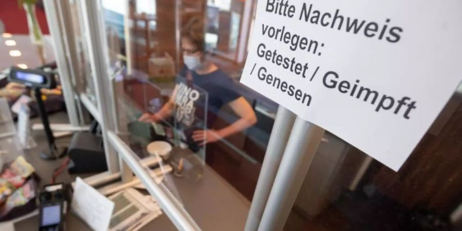 An der Kinokasse: «Bitte Nachweis vorlegen: Getestet, Geimpft, Genesen». Foto: Julian Stratenschulte/dpa