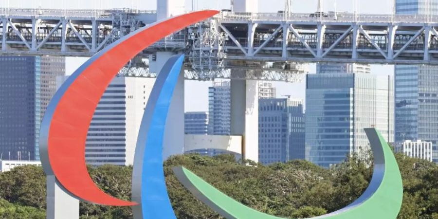 Die drei paralympischen Agitos, das Symbol der Paralympische Spiele, schwimmen im Hafenviertel Odaiba. Foto: -/kyodo/POOL/dpa