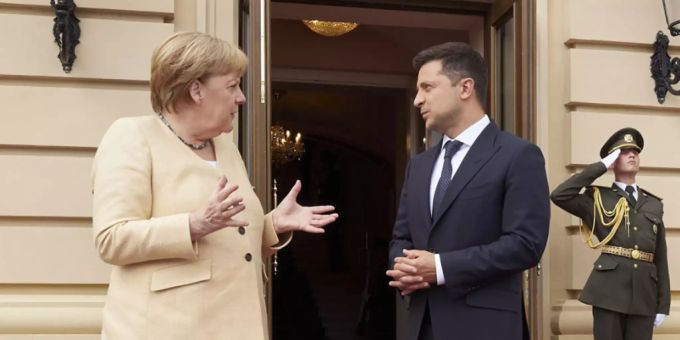 Wolodymyr Selenskyj (r), Präsident der Ukraine, und die deutsche Kanzlerin Angela Merkel (CDU) sprechen während ihres Treffens. Foto: -/Ukr. Presidential Press Office/AP/dpa Wolodymyr Selenskyj (r), Präsident der Ukraine, und die deutsche Kanzlerin Angela Merkel (CDU) sprechen während ihres Treffens. Foto: -/Ukr. Presidential Press Office/AP/dpa