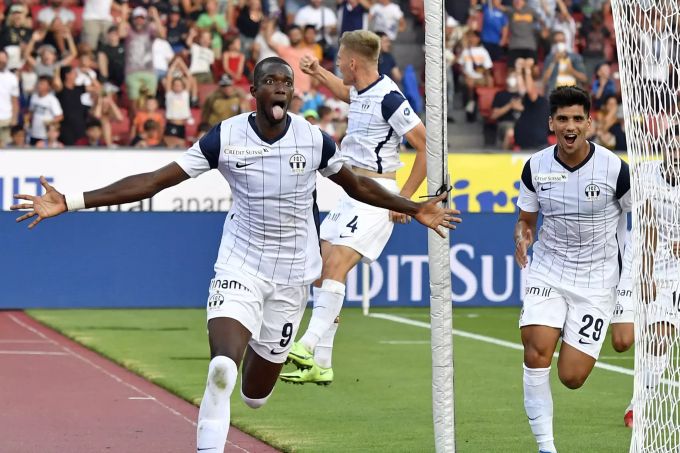 Assan Ceesay feiert sein Tor zum 2:1 für den FCZ gegen GC. GC FCZ Super League