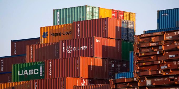 Dutzende Frachtcontainer stehen aufgestapelt im Licht der untergehenden Sonne im Hamburger Hafen. (Symbolbild) exporte