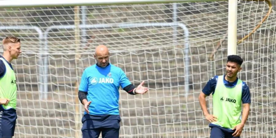 Der afghanische Nationalspieler Hassan Amin (r) beim Training des SV Waldhof Mannheim im Jahr 2018. Foto: Uwe Anspach/dpa