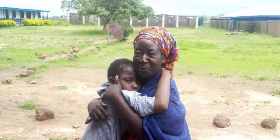 Eine Mutter umarmt ihr freigelassenes Kind im nigerianischen Damishi. Foto: -/AP/dpa