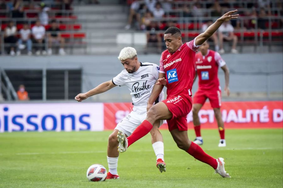 Servette-Torjäger Kastriot Imeri (l.) setzt sich gegen Itaitinga (r.) durch.