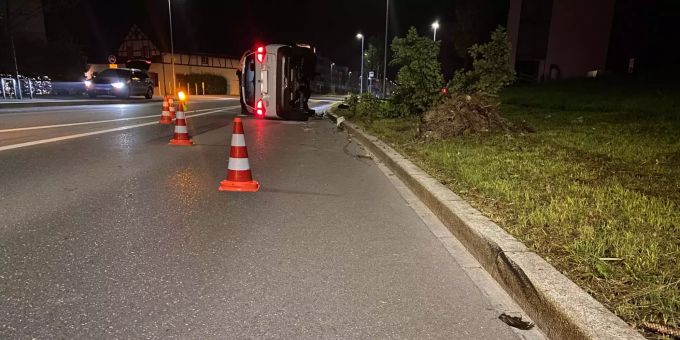 Ein Auto landet in Cham ZG nach einem Unfall auf der Seite. cham zug