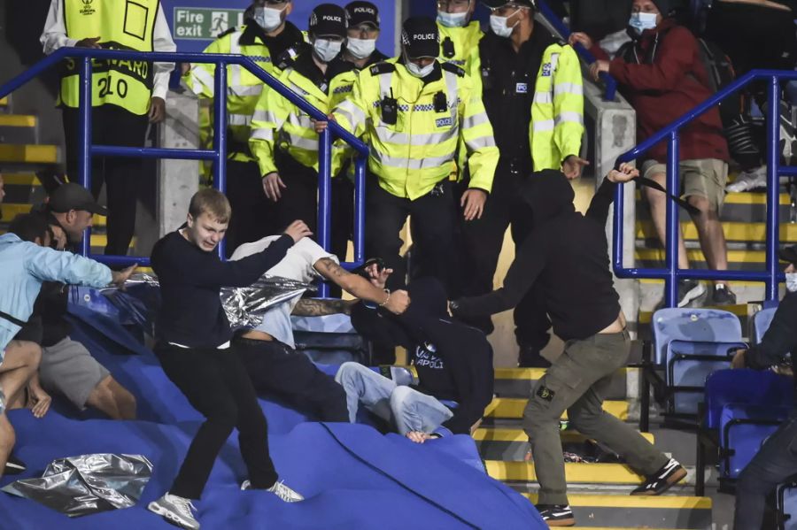 Nach dem Europa-League-Spiel zwischen Leicester und Napoli kommt es im Stadion zu einer Schlägerei zwischen den beiden Fanlager.