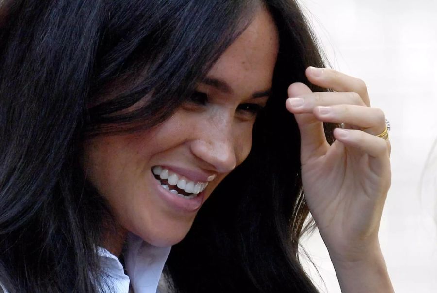 Meghan Markle kann ihren Daumen fast zu einem C biegen.